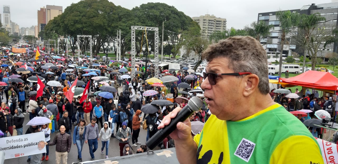 Nelsão da Força, vice-presidente do SMC, representando os trabalhadores metalúrgicos da Grande Curitiba nos protestos dos professores e estudantes!
